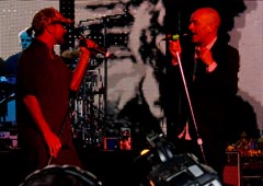 Эдди Веддер и вокалист  R.E.M.  Майкл Стайп ( Michael Stipe )
