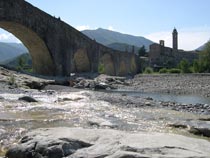 Первый мост через реку Треббия (приток реки По) у Боббио был построен еще римлянами. Свой современный вид он приобрел в XII веке. Сооружение длиной 273 метра имеет 11 арочных пролетов разной высоты, чем объясняется его название:  Ponte Gobbo  — «Горбатый мост».