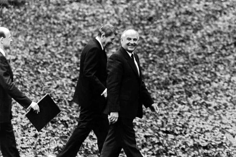 Дмитрий Бальтерманц. Прогулка в саду Белого дома. Рональд Рейган и Михаил Горбачев. Вашингтон, 1987 