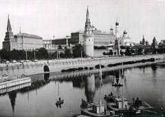 Вид Кремля с Москворецкого моста. 1890-е годы. Издание  Hebensperger & Co , Рига.