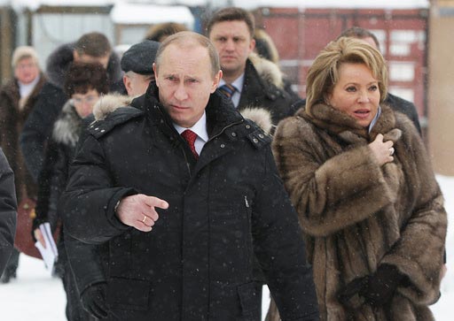 Губернатор Санкт-Петербурга Валентина Матвиенко обратилась к премьер-министру Путину с просьбой исключить город из перечня исторических поселений. Предполагается, что таким образом она планирует избавиться от надзора Росохранкультуры.