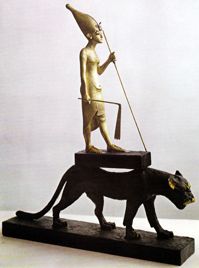 Статуя Тутанхамона верхом на спине черного леопарда 