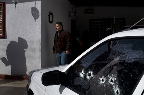Автомобиль Армандо Родригеса, журналиста газеты El Diario, убитого возле дома. Хуарес, Мексика, 13 ноября 2008