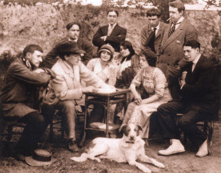 Жак Копо (1879–1949) читает пьесу Томаса Хейвуда «Женщина,убитая добротой» во дворе театра «Старая голубятня». Сидят: Шарль Дюллен (1885–1949) первый слева, Сюзанна Бинг (1885–1967) вторая справа; стоит третий справа Луи Жуве (1887–1951)