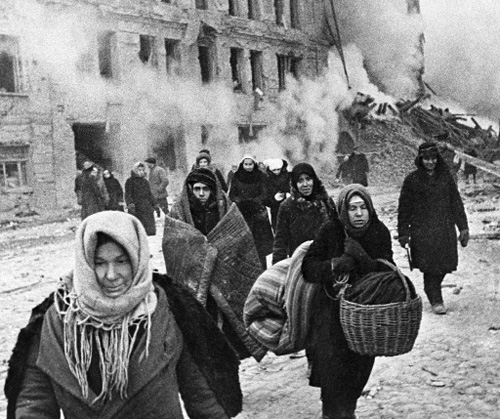 Ленинград. Жители блокадного Ленинграда выходят из бомбоубежища. Декабрь 1942 