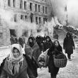 Ленинград. Жители блокадного Ленинграда выходят из бомбоубежища. Декабрь 1942 