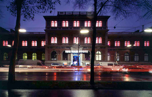 Фасад музея МАК в Вене 