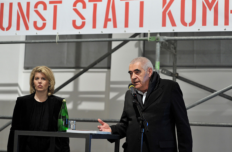 Петер Ноевер (справа) на пресс-конференции «Искусство вместо компромисса»