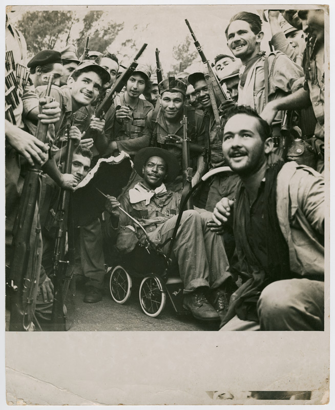 Куба в Революции. Повстанец сидит в детской коляске младшей дочери экс-диктатора Фульхенсио Батисты. Ферма Батисты в предместье Гаваны, 1 января 1959