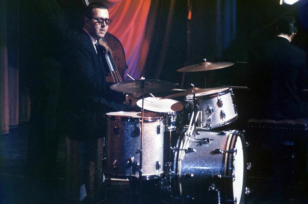 Легендарный джазовый барабанщик Джо Морелло, участник квартета Дэйва Брубека, скончался в США в возрасте 82 лет.