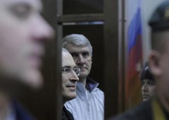 Экс-глава ЮКОСа Михаил Ходорковский и экс-глава МФО «Менатеп» Платон Лебедев (слева направо) перед началом оглашения приговора на заседании Хамовнического суда города Москвы. 30 декабря 2010 года