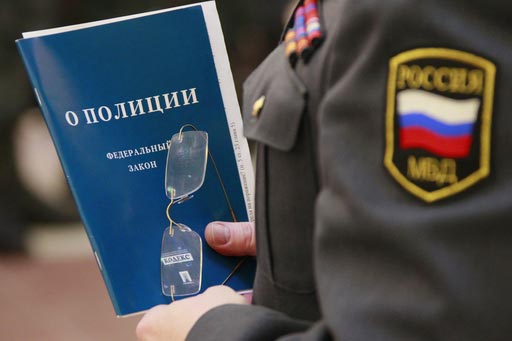 Официальный текст закона «О полиции», вступившего в силу 1 марта, стал хитом в московских книжных магазинах. Тираж уже достиг 200 тысяч экземпляров, только в Москве объем продаж за полтора месяца составил 10 тысяч экземпляров.