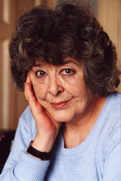 В субботу, 26 марта, в Бристоле, в возрасте 76 лет умерла британская писательница Диана Уинн Джонс. Ее самым известным произведением стал роман «Ходячий замок Хоула», который в 2004 году экранизировал Хаяо Миядзаки.