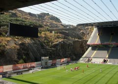 Эдуарду Соуту де Моура. Муниципальный стадион в Браге. 2003 Построен к Чемпионату Европы по футболу 2004 года и располагается в нише, вырубленной в скале. Крыши двух трибун на 30 тысяч мест соединены параллельными стальными канатами.