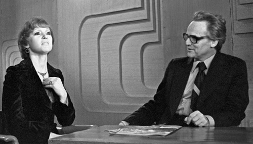 Ведущий телепередачи «Кинопанорама» кинокритик Георгий Капралов (справа) беседует с актрисой Людмилой Гурченко. 1977