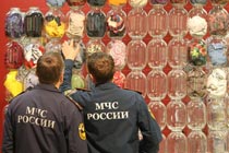 Посетители у инсталляции Ольги Трейвас «Смешная техника», представленной на выставке номинантов Премии Кандинского. Москва, 16 сентября 2010 года