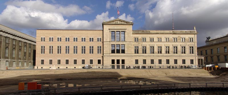Лауреатом премии Миса ван дер Роэ за 2011 год стал британский архитектор Дэвид Чипперфильд. Главную награду Евросоюза в области современной архитектуры ему принес проект реконструкции Нового музея в Берлине.