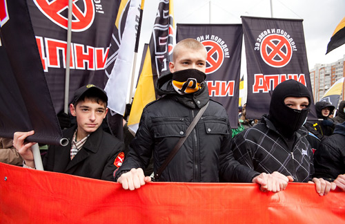 Илья Кубраков (первый слева) на Русском марше в Люблино в 2009 году - Илья Варламов