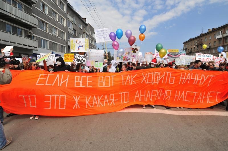 Организаторы «монстраций» — проводящихся уже шесть лет первомайских шествий под абсурдистскими лозунгами — в 2011 году впервые решили провести очередную акцию в Москве. Соответствующая заявка была подана в мэрию 18 апреля.