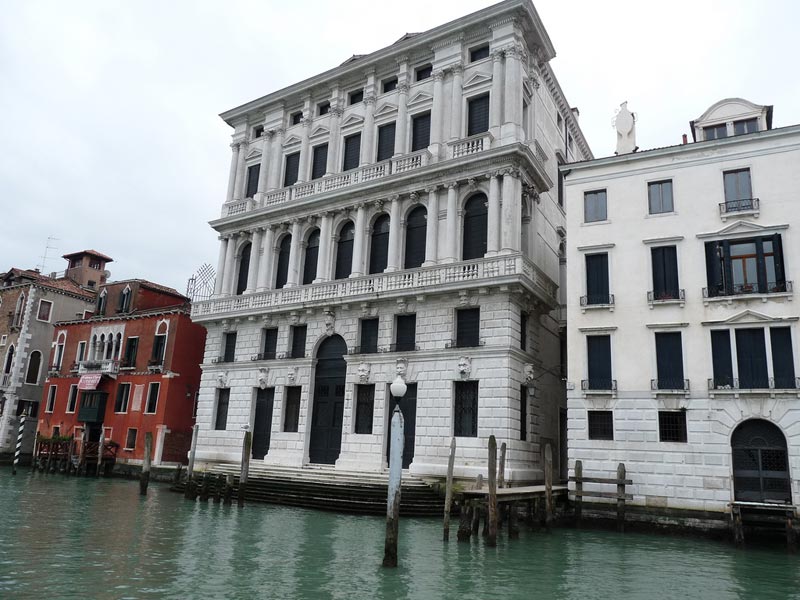 Фонд Prada финансирует реконструкцию палаццо Корнер делла Реджина в Венеции, которое станет местом проведения культурных программ, связанных с современным искусством.