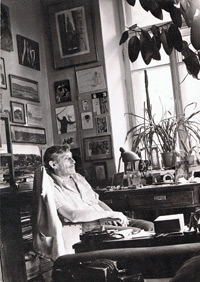 Виктор Некрасов в своем кабинете. Киев, август 1974