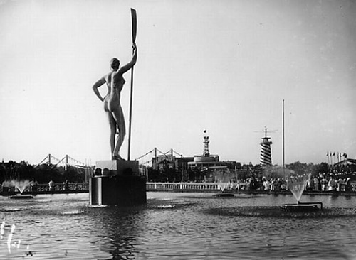 Скульптура Ивана Шадра «Девушка с веслом» в ЦПКиО им. Горького. 1930-е 