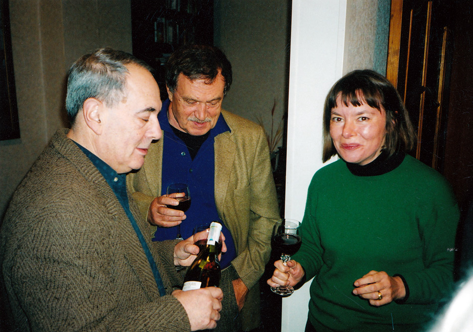 С Анатолием Найманом и Василием Аксеновым после презентации книги Михаила Генделева, дома у Генделева - Тягны-Рядно. 2003