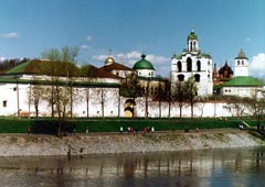 Вид на Спасо-Преображенский монастырь с моста через реку Которосль