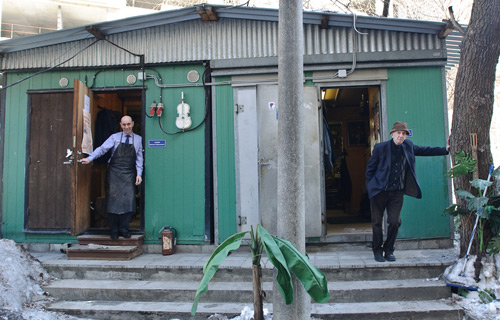 Оганезов Амиран Павлович и Азоян Михаил Яковлевич на крыльце своих мастерских