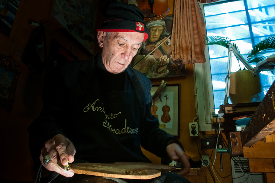 Скрипичный мастер Амиран Оганезов за работой у себя в мастерской