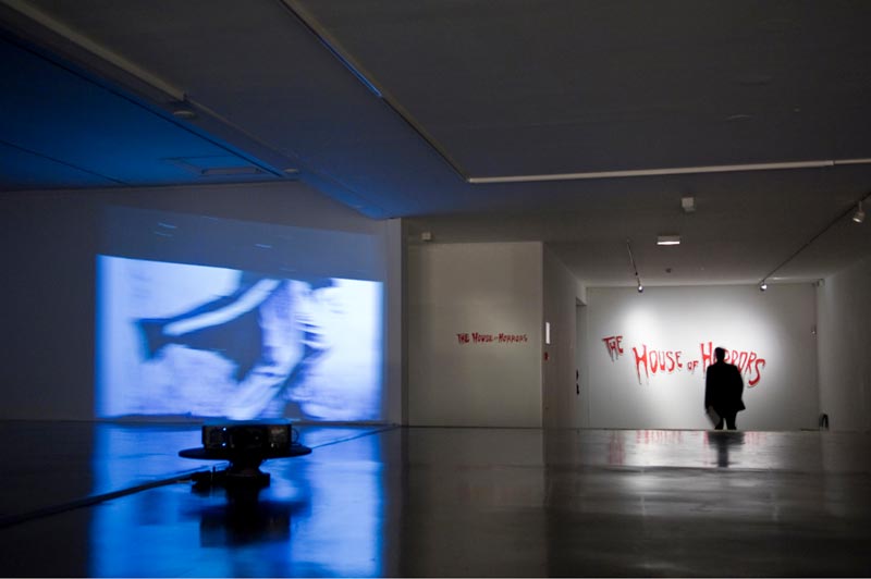 На выставке Элен Стюртевант в Государственном музее современного искусства в Париже, 2010