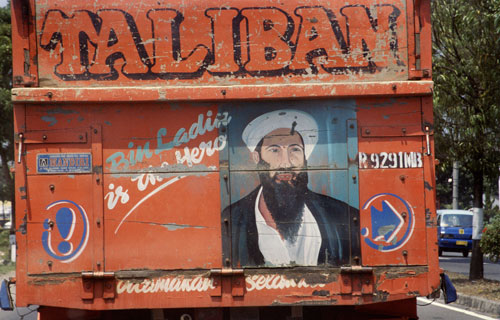 Грузовик с портретом Усамы бен Ладена. Магеланг, Индонезия