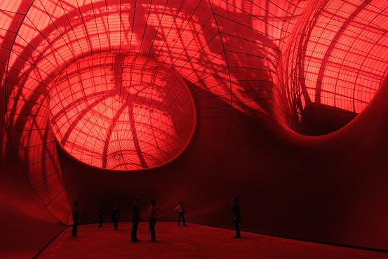 Британский скульптор Аниш Капур во вторник, 10 мая открыл экспозицию «Левиафан», занимающую все 13 500 кв.м. парижского Grand Palais. Cвою монументальную работу Капур посвятил арестованному в апреле китайскому художнику-диссиденту Ай Вэйвэю.