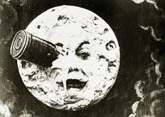 Для своего фильма Мельес придумал множество трюков; особенную известность приобрел эпизод, когда космический снаряд попадает Луне прямо в глаз