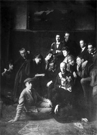 Н. Гумилев с участниками студии «Звучащая раковина» (фото М. Наппельбаума)