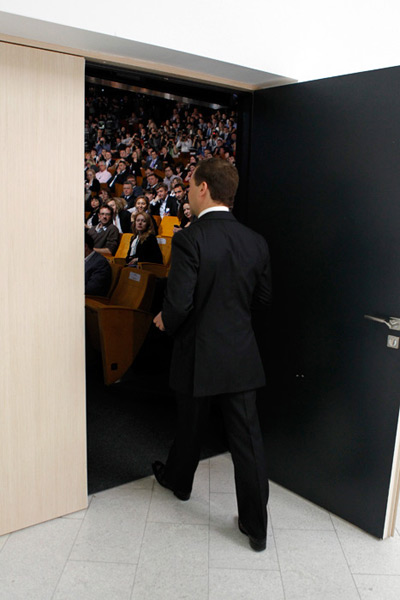 Дмитрий Медведев во время выступления на пресс-конференции в Московской школе управления 