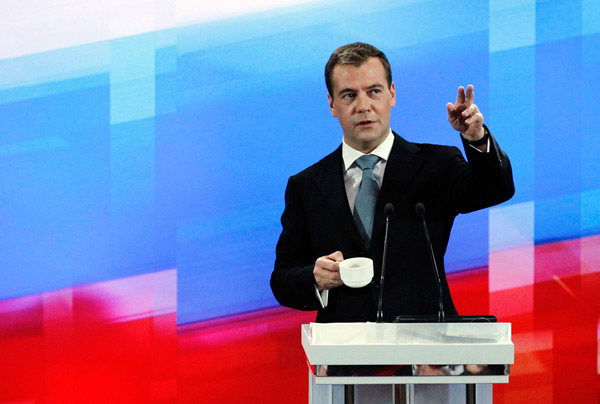 Дмитрий Медведев во время выступления на пресс-конференции в Московской школе управления 