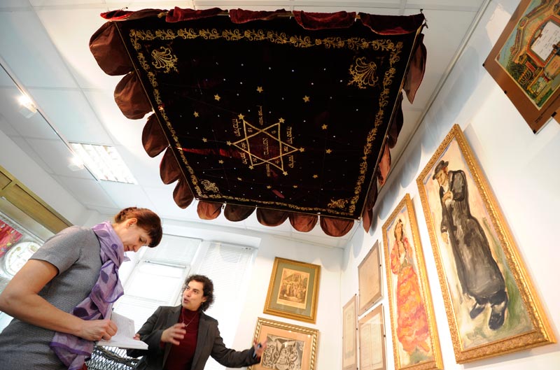 В среду, 18 мая, в Москве было объявлено об открытии первого частного музея еврейской истории. В его экспозиции, насчитывающей свыше 4 тысяч экспонатов, отражена 200-летняя история жизни и быта евреев России с конца XVIII века до советского периода.