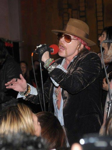 Гитарист Guns N' Roses Дарен Джей Ашба заявил, что у лидера группы Эксла Роуза накопилось столько нового материала, что хватило бы на три студийные пластинки.