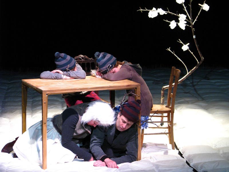 Сцена из спектакля «Зима. Четыре собаки кусают мои руки и ноги» компании  Pour Ainsi Dire  (Париж, Франция)