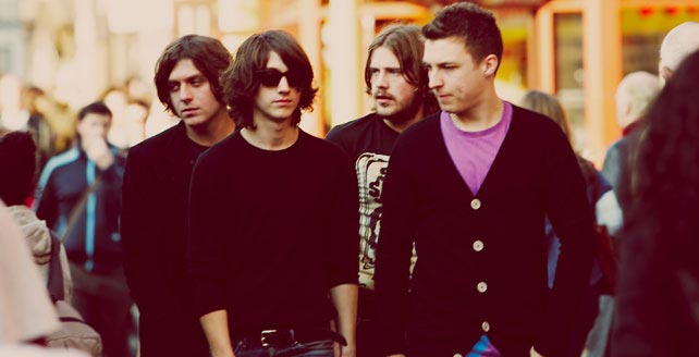 Британский рок-квартет Arctic Monkeys за неделю до релиза выложил на своем официальном сайте новый студийный альбом, «Suck It And See».