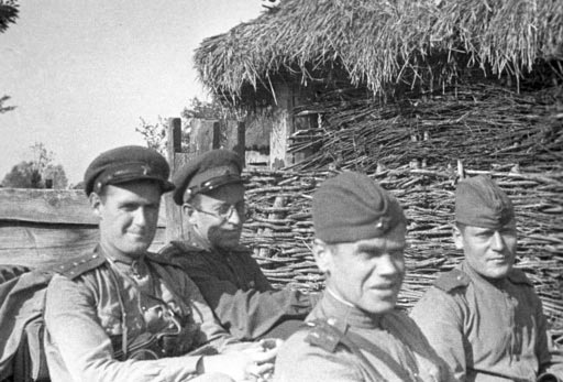 Писатель Василий Семенович Гроссман (второй слева) с фронтовыми товарищами, 1 июня 1943 года - Давид Минскеров
