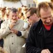 Президент фестиваля Павел Лунгин, Арсений Андреевич Тарковский и Рэйф Файнс пробуют пирожки на улице города Юрьевца