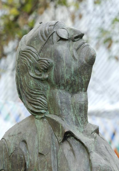Сегодня, 31 мая, в полдень будет открыт памятник поэту Иосифу Бродскому на Новинском бульваре в рамках окончания фестиваля «Черешневый лес 2011».
