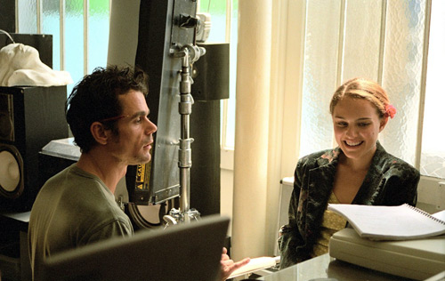 Том Тыквер и Натали Портман во время съемок эпизода фильма «Париж, я люблю тебя» 