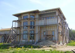 Строящийся коттедж в деревне Криушино. 20 мая 2011 года За последние годы размеры деревни Криушино, входящей в сельское поселение Бородинское, увеличились в три раза