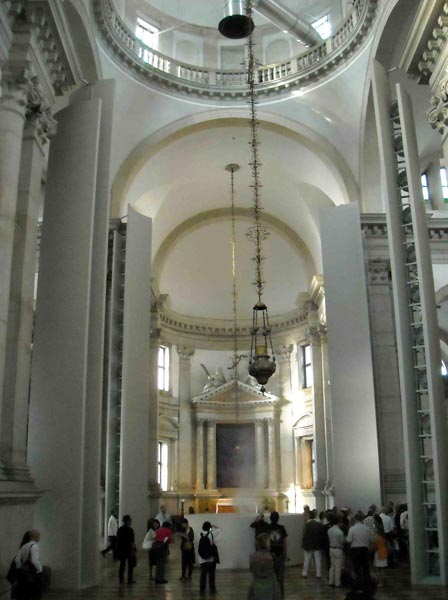 Британский художник и скульптор Аниш Капур из-за технических неполадок потерпел неудачу со своим перформансом в венецианском соборе Сан-Джорджо Маджоре — но для зрителей это прошло незамеченным.