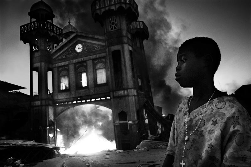 Риккардо Вентури (Италия). Девочка смотрит, как горит старый Железный рынок. Порт-о-Пренс, Гаити, 18 января 2010 года 1-е место — «События» (одиночные фотографии)
