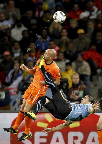 Майк Хатчинс (Южная Африка). Деми де Зеу из Голландии получил случайный удар ногой в лицо от Мартина Касереса из Уругвая, во время полуфинального футбольного матча на Кубок мира. Кейптаун, 6 июля 2010 года 1-е место — «Спорт» (одиночные фотографии)