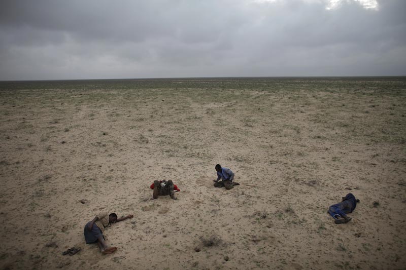 Эд Оу (Канада). Бегство из Сомали, март 2010 года: Четыре сомалийца, перебирающиеся в Йемен, спят посреди пустыни после ночи, проведенной в пути под проливным дождем по покрытым грязью дорогам, 15 марта 2010 года 1-е место — «Проблемы современности» (серии)